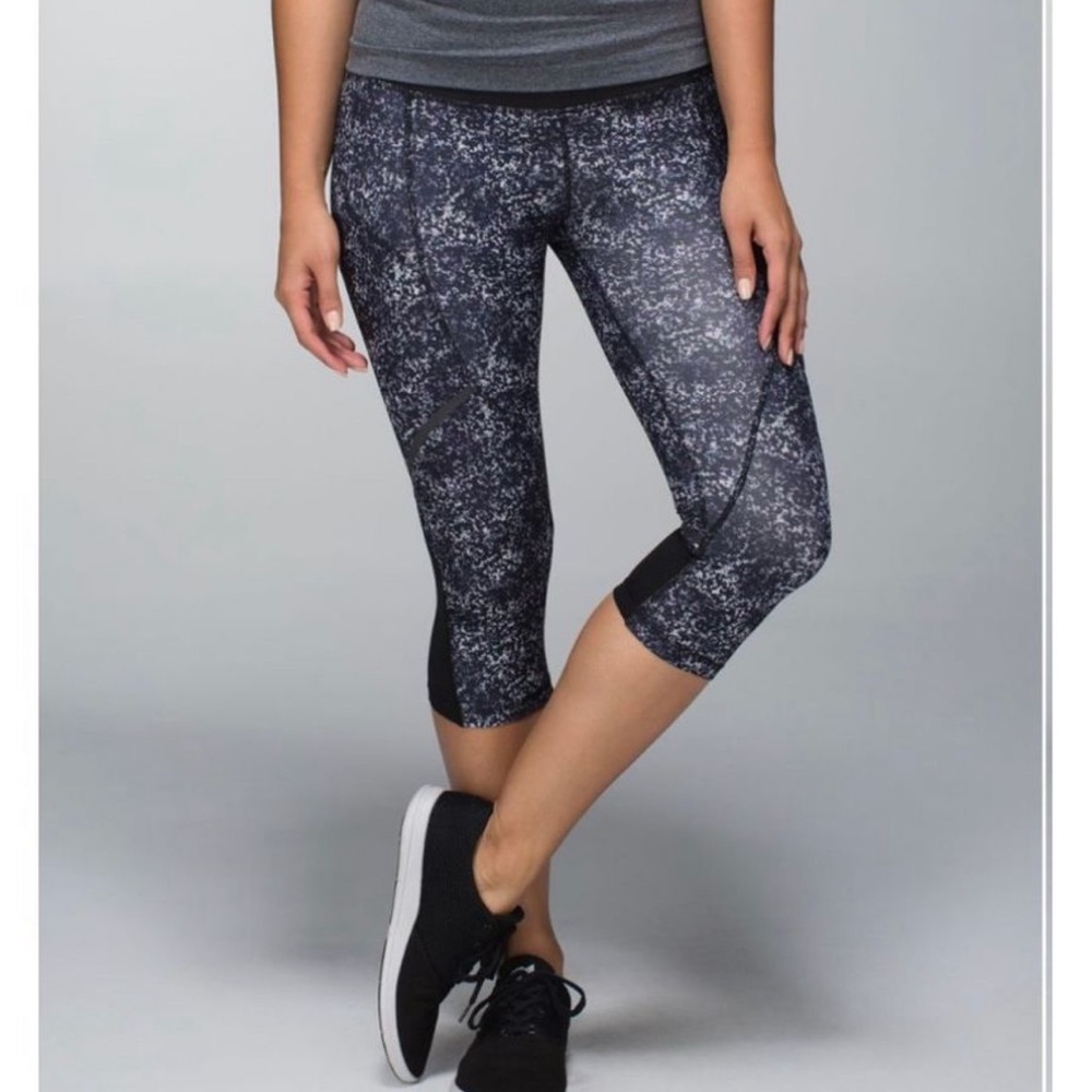 Lululemon - Hop To It Crop *Full-On Luxtreme
Rocky Road Sand Dune Ground / Black
